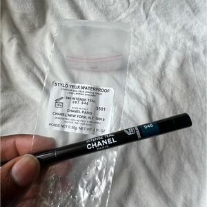 Long lasting Waterproof Eyeliner in color Intense Teal #946 🩵